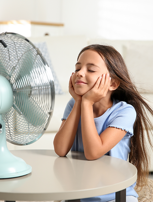 Mädchen vor Ventilator