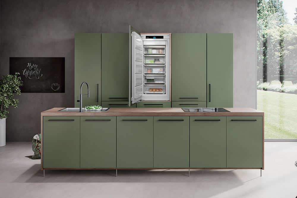 Grüne Küche mit Einbaugefrierschrank Grüne Küche mit Einbaugefrierschrank